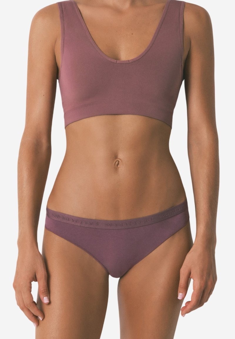 Lavendel seamless bralette med brede stropper og dyb udskæring, parret med matchende lavtaljede trusser med elastisk branding.