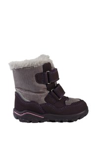 Bota de invierno púrpura y plateada con ribete de piel sintética, doble correa de Velcro, costura en contraste y suela de goma texturizada para mayor tracción.