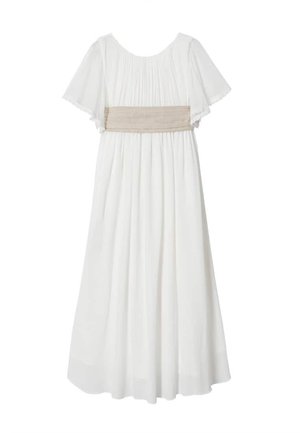 Robe blanche avec des manches courtes et élégantes, et un corsage froncé. Présente une bande en tissu beige autour de la taille. Design de jupe fluide.