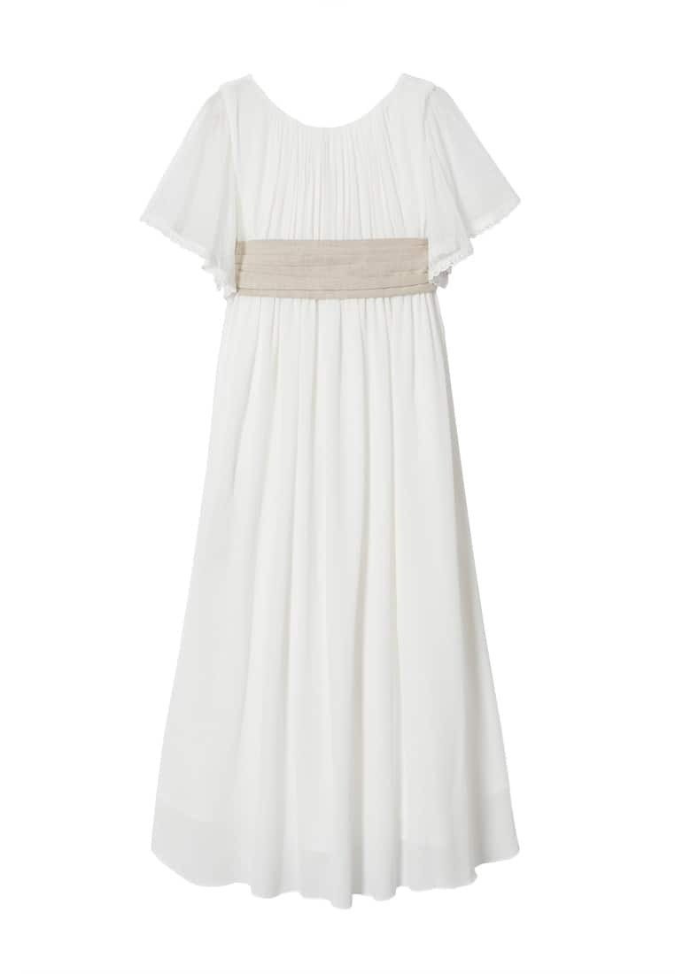 Robe blanche avec des manches courtes et élégantes, et un corsage froncé. Présente une bande en tissu beige autour de la taille. Design de jupe fluide.