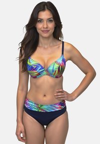 Színes, két részes bikini mintás toppal, amelyen többszínű levelek láthatók, navy alsórészekkel és állítható pántokkal a megfelelő illeszkedés és kényelem érdekében.