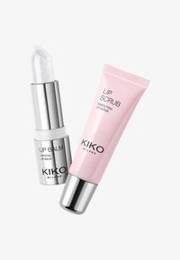 KIKO Milano huulivoide hopeisessa putkessa, jossa on kirkas, kimalteleva kärki, sekä vaaleanpunainen huulikuorintaputki, jotka molemmat esittelevät tyylikkäitä ja moderneja muotoiluja.