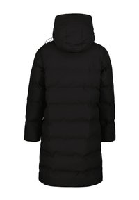 Cappotto invernale lungo e imbottito di colore nero con cappuccio, visto da dietro, dotato di cuciture orizzontali e maniche lunghe.