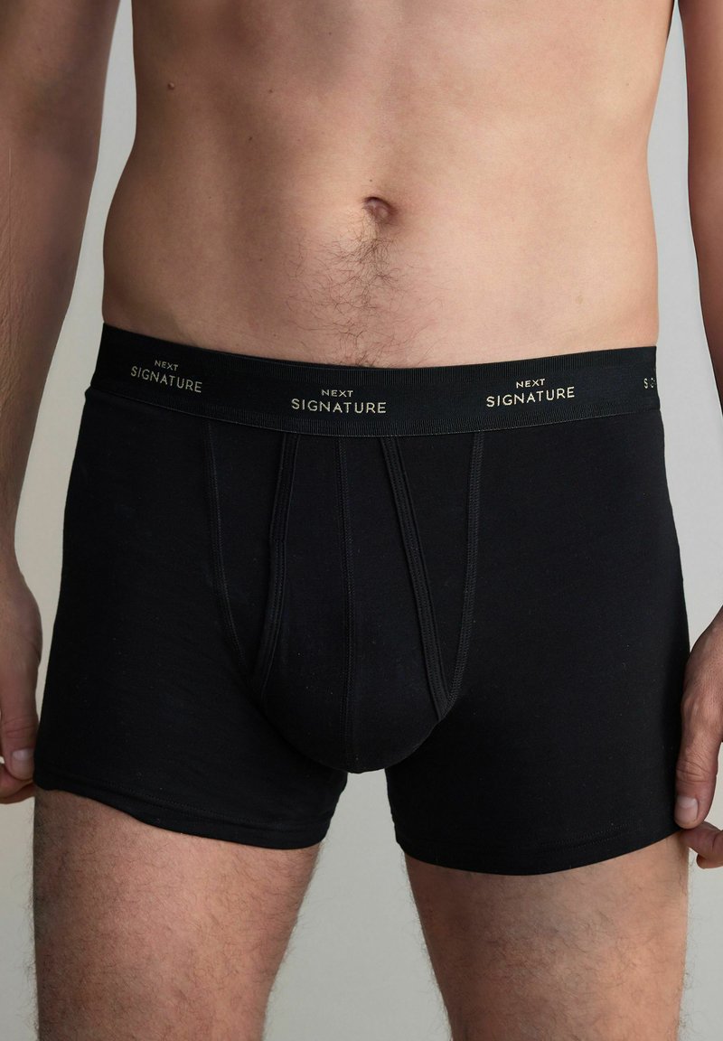Schwarze Boxershorts aus weichem Stoff mit enger Passform. Mit einem elastischen Bund in Schwarz mit goldenen Buchstaben.