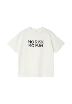 T-shirt blanc à manches courtes avec texte noir « NO RISK NO FUN » imprimé en lettres majuscules, audacieuses et usées, au centre devant.
