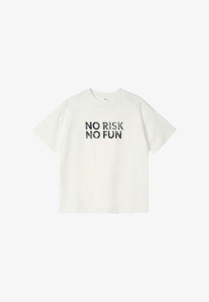 Biały T-shirt z krótkim rękawem z czarnym napisem "NO RISK NO FUN" wydrukowanym na środku przodu w pogrubionej, postarzanej czcionce.