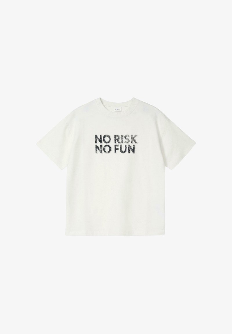 Biały T-shirt z krótkim rękawem z czarnym napisem "NO RISK NO FUN" wydrukowanym na środku przodu w pogrubionej, postarzanej czcionce.