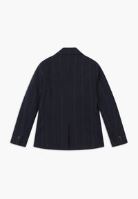 Granatowa marynarka w prążki, z klapami typu notch, długimi rękawami i guzikami jako akcentami. Gładka faktura z jednym rozcięciem.