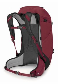 Rood en zwarte wandelrugzak met een ademend rugpaneel, gevoerde banden, verstelbare gespen en een afgeronde bovenkant. Bevat stevige constructie.