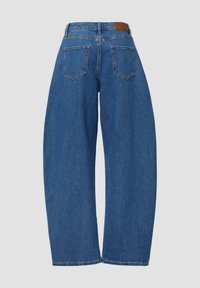 Platas kājas zilas denim bikses ar augstu jostasvietu, ar brūnu ādas plecu aizmugurē un divām aizmugurējām kabatām. Gluda tekstūra.