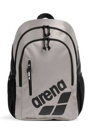 Zaino Arena grigio e nero con più scomparti con zip e tasche laterali, con il logo Arena sulla tasca frontale.