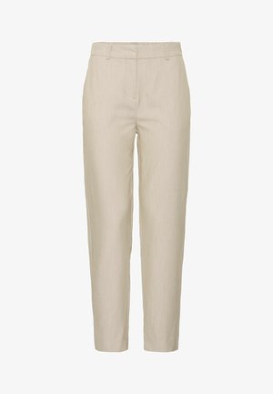 Pantalon beige en tissu léger, avec un design fuselé, une taille plate et des poches latérales ; texture lisse avec des rayures subtiles.