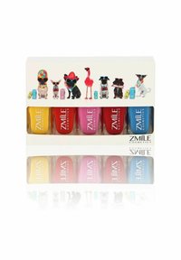 Sats med fem nagellack i gult, rött, rosa, blått och med en blank finish. Lådan har en illustration av hundar som bär tillbehör på framsidan.