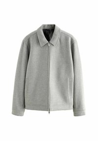 Grijze zip-up jack van een middelzware stof. Beschikt over een puntige kraag, twee zijzakken en ribgebreide manchetten. Gladde textuur met een strakke uitstraling.