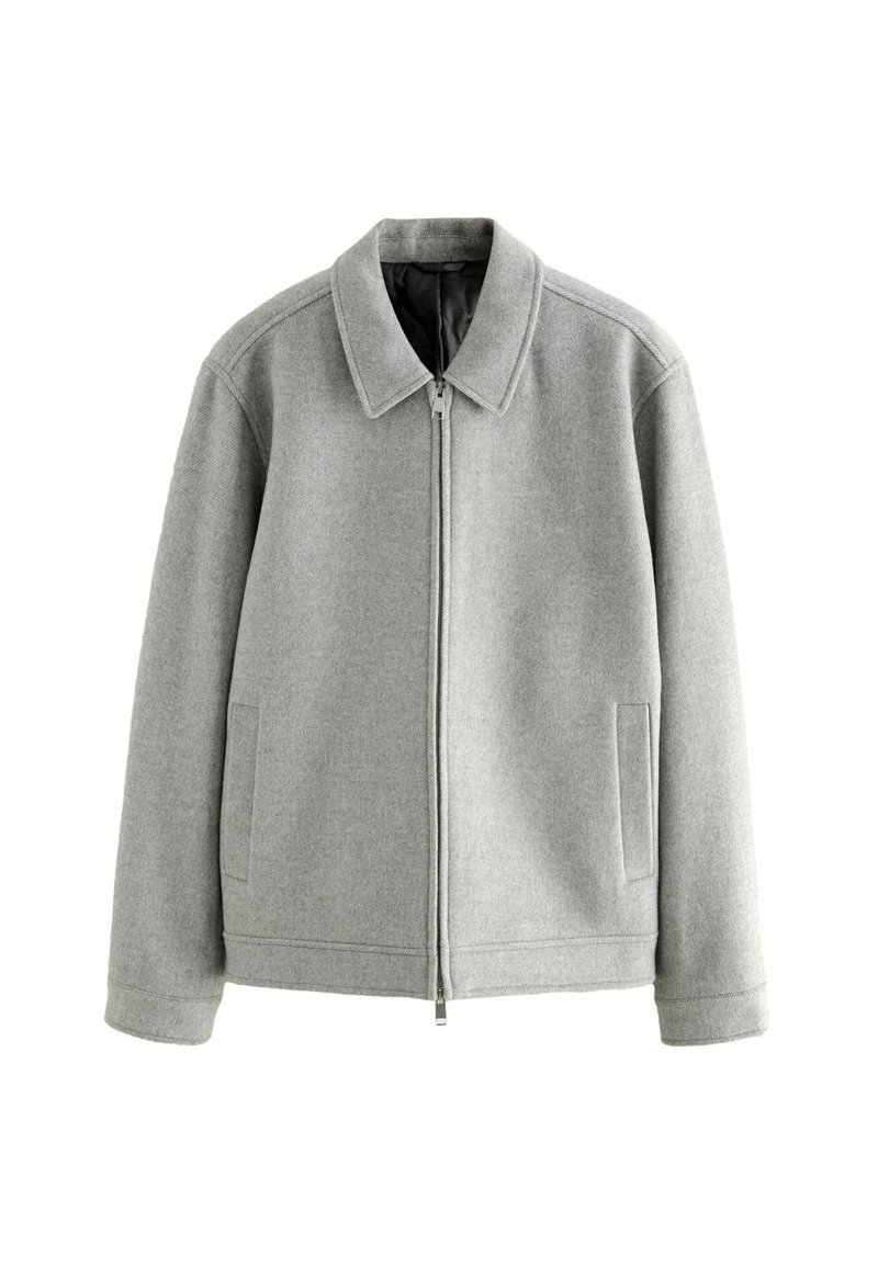 Grijze zip-up jack van een middelzware stof. Beschikt over een puntige kraag, twee zijzakken en ribgebreide manchetten. Gladde textuur met een strakke uitstraling.