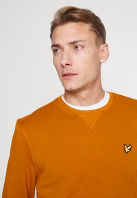 Lyle & Scott CREW NECK - Camisola - ciderbrown