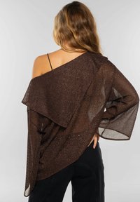 Top marrón metálico de malla con diseño de hombros descubiertos, mangas largas y fluidas, y capas superpuestas, que presenta una apariencia suave y texturizada.