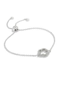 Pulseira de prata com uma corrente fina e um pendente circular texturizado, decorado com pequenas pedras transparentes, apresentando um fecho ajustável deslizante.