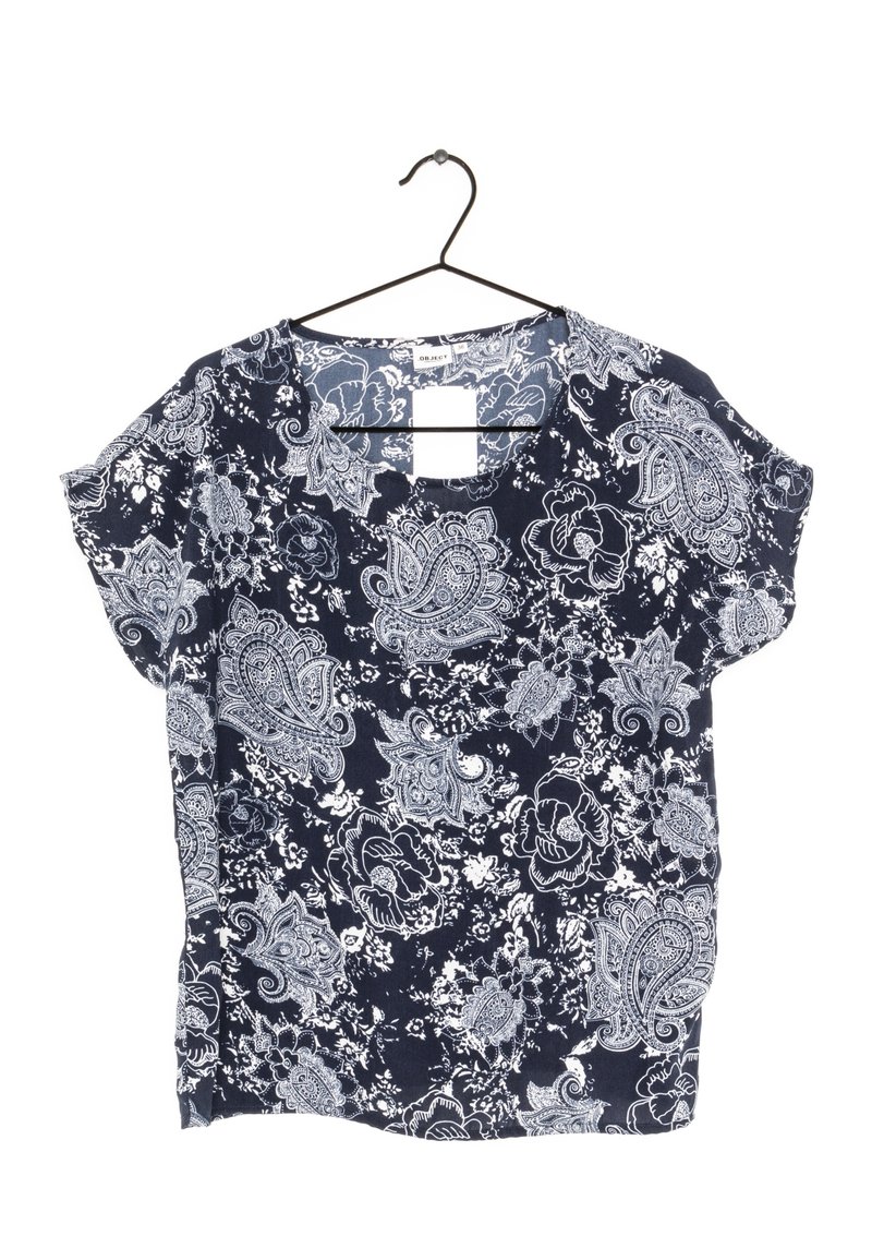 Blusa azul marino con estampado floral y de cachemira en blanco. Tejido suave, mangas cortas y escote cuadrado con un lazo para colgar.