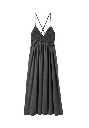 Robe noire sans manches avec haut en crochet, encolure en V et fines bretelles croisées, jupe fluide et ample atteignant mi-mollet.