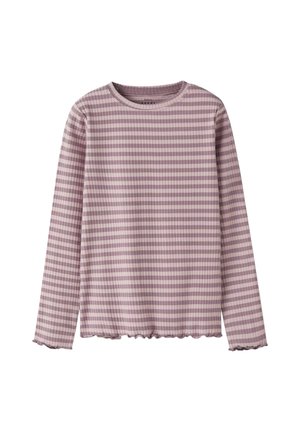 Langærmet top i mauve med lyserøde og hvide striber, der har en rund hals og en bølget kant. Fremstillet af et struktureret stof.