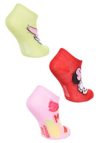 Tres pares de calcetines tobilleros: verdes con un diseño de conejo, rojos con Mickey Mouse y rosas con frutas y el texto "Mango". Material suave y elástico.