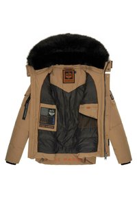 Podložena parka v bež barvi z kapuco obrobljeno z črnim krznom. Ima notranje žepe, logotipne nalepke in dvobarvno zasnovo z oranžnimi poudarki.