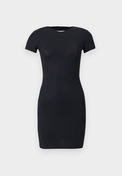 Fekete, rövid ujjú testhez simuló ruha, sima anyagból, kerek nyakkivágással és testhez álló sziluettel, az alakot kiemelve.