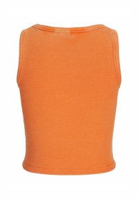 Oranži ribakoesega tank top ümarate kaeluseta. Kanga pind on siledat tekstuuri ja keha lähedane disain, ilma nähtavate kaunistusteta.