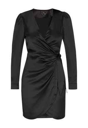 Melnas apģērbs no gludas satīna ar garām piedurknēm, dziļu V veida kakla izgriezumu un jostu jostasvietā, ar drapētu detaļu un pieguļošu siluetu.