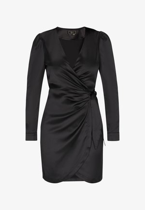 Melnas apģērbs no gludas satīna ar garām piedurknēm, dziļu V veida kakla izgriezumu un jostu jostasvietā, ar drapētu detaļu un pieguļošu siluetu.