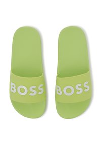 Žali guminiai šlepetės su tekstūruotu padu ir plačiu dirželiu, ant kurio yra ryškus baltas "BOSS" logotipas. Lygi apdaila su subtiliu raštu.