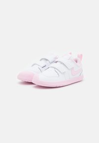 Białe i różowe sneakersy z rzepami, zaokrąglony czubek, gładka syntetyczna cholewka, różowe akcenty na podeszwie i branding, teksturowana podszewka.