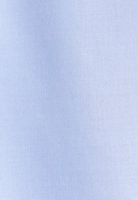 Tissu bleu clair avec un motif subtil en chevrons montrant de fines lignes diagonales et un tissage légèrement texturé.