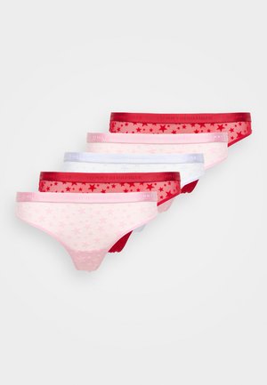 Pachet de șapte chiloți thong cu modele de stele; culorile includ roșu, roz și alb. Curea elastică cu branding "TOMMY HILFIGER".