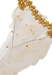 Heldere plastic product met gelaagde, doorschijnende bloemblaadjes en kleine gouden kraaltjes aan de bovenkant. Heeft een gladde textuur en een gebogen vorm.