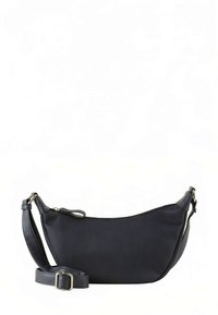 Schwarze gerippte Ledertasche mit geschwungenem Design, verstellbarem Riemen und silberfarbenen Metalldetails. Glatte Textur sorgt für visuelles Interesse.