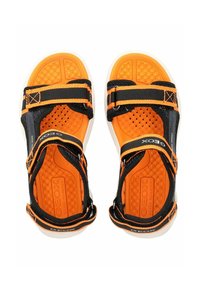 Černé a oranžové sandály s několika nastavovacími pásky se suchým zipem a textured gumovou podrážkou pro lepší přilnavost.
