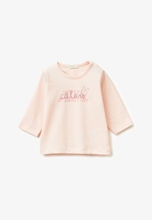 Helles rosa Baumwoll-T-Shirt mit Dreiviertelärmeln. Mit dem Schriftzug "United Colors of Benetton" und einem kleinen Hasen-Graphic in dezenten Farben.