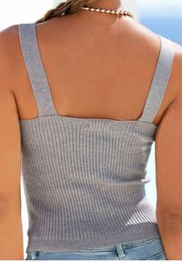 Szary ribbed top na ramiączkach z szerokimi paskami, dopasowany kształt i teksturowany materiał. Widok z tyłu, ukazujący poziome prążkowanie i detal dekoltu.