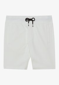 Weiße Sportshorts mit zwei Seitentaschen und einem schwarzen Kordelzug am elastischen Bund, flach auf einem weißen Hintergrund liegend.