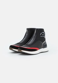 Czarne wysokie trampki z przednimi zamkami błyskawicznymi, czerwonymi i szarymi akcentami, białymi podeszwami oraz logo "Karl Lagerfeld" na bokach i zamkach.