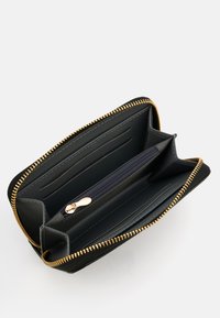 Schwarzes, rundum mit Reißverschluss verschließbares Portemonnaie, geöffnet, mit mehreren Kartenfächern, einem zentralen Münzfach mit goldenem Reißverschlussgriff und Fächern für Geldscheine.