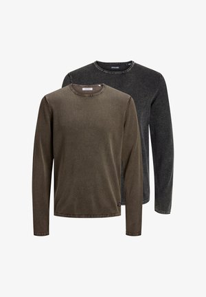 Zwei langärmelige Rundhalsausschnitt-Shirts, eines olivgrün vorne und eines dunkelgrau dahinter, beide mit dezenten verblassten Texturen.