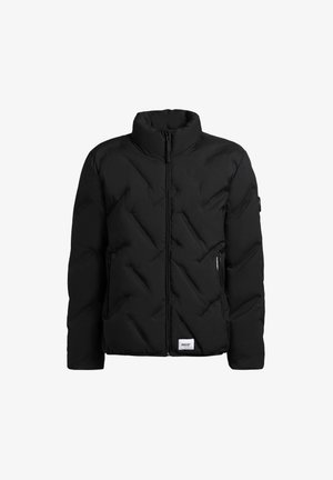 Jachetă puffer neagră cu guler înalt, închidere cu fermoar frontală, model cusut în diagonală, buzunare laterale și un mic etichetă albă cu logo pe marginea de jos.