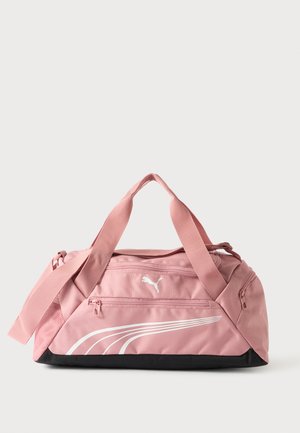 Roze Puma sporttas met wit logo en strepen, zwarte bodem, twee handvatten, schouderriem en meerdere ritsvakken.