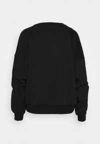 Sudadera negra con escote redondo, mangas largas estilo dolman, puños acanalados y un ajuste relajado. Textura suave con un diseño sencillo.