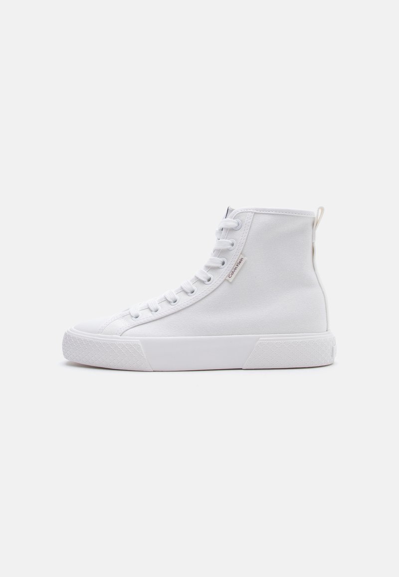 Baskets montantes blanches en toile avec des lacets blancs, une semelle en caoutchouc texturée et une étiquette avec le logo Calvin Klein sur le côté.