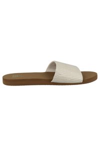 Sandale glissante blanche texturée avec une large sangle supérieure et une semelle plate marron. Présente un motif reptilien sur la sangle pour un détail supplémentaire.
