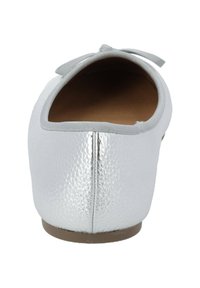 Silberne Ballettschuhe mit strukturierter Oberfläche, ausgestattet mit einer weichen, abgerundeten Ferse und einem grauen Stoffschleifenakzent an der Vorderseite.